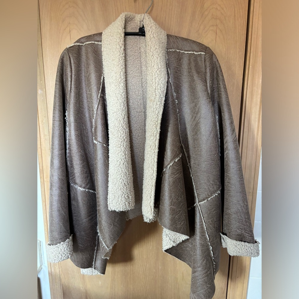 Leather jacket with faux fur details.